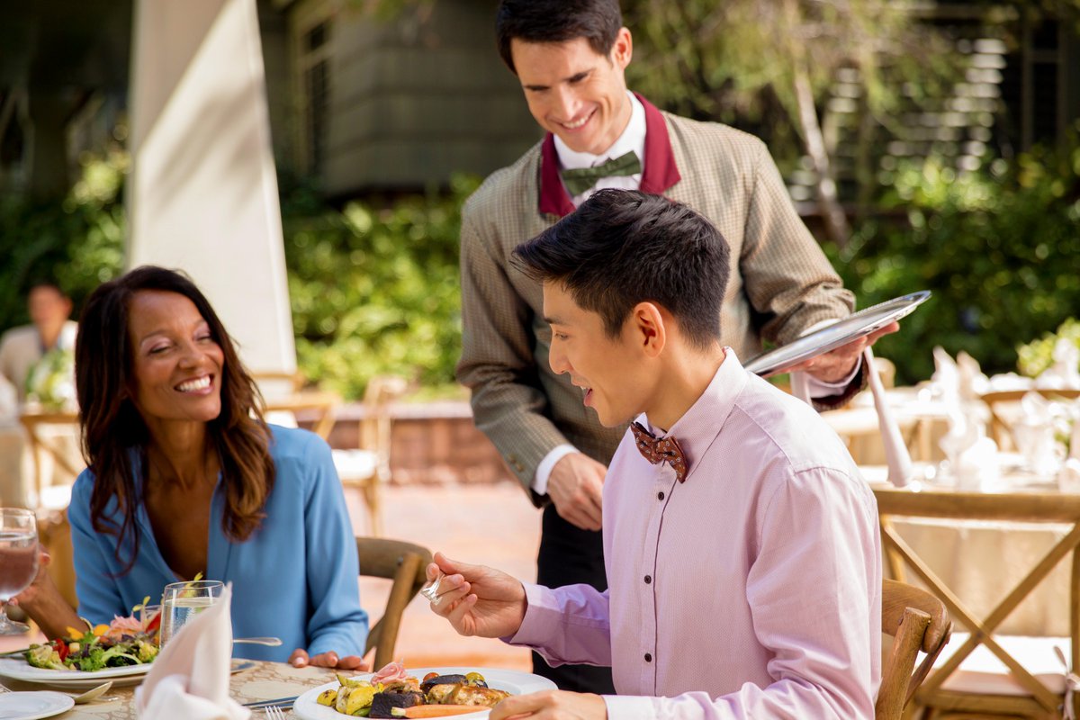 DisneyMeeting's tweet photo. Soak up the sun at @Disneyland!☀️Enhance your next meeting with a catered picnic, where you can gather with your team around around delicious food and beautiful tablescapes. #MeetAtDisney https://t.co/KpBmIhhFdS