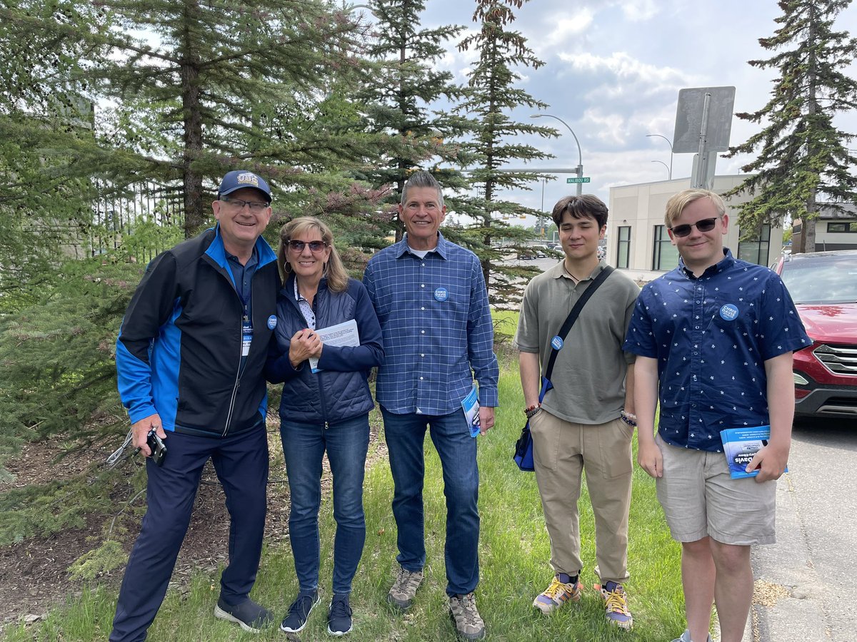 chrisdavisyyc's tweet image. Another shift in the bag in #yycelbow with another shift coming up, If you want to help on Election Day: ChrisDavis.ca - #yyc #abpoli