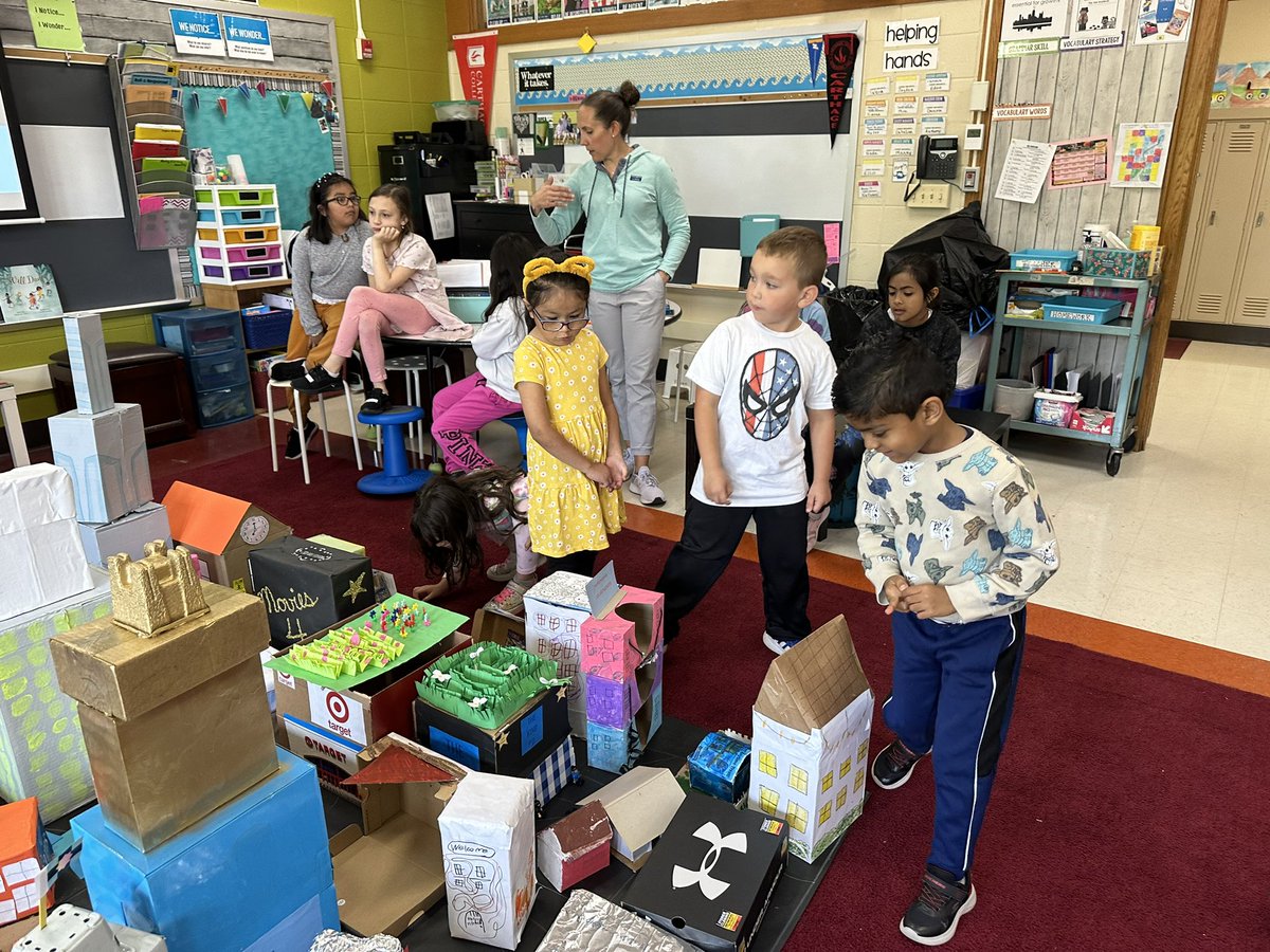 MsWendySLopez's tweet photo. Kindergarten exploring 3rd gr cities @62Plainfield. Well done 3rd grade!!!❤️ https://t.co/o6y3j1aber