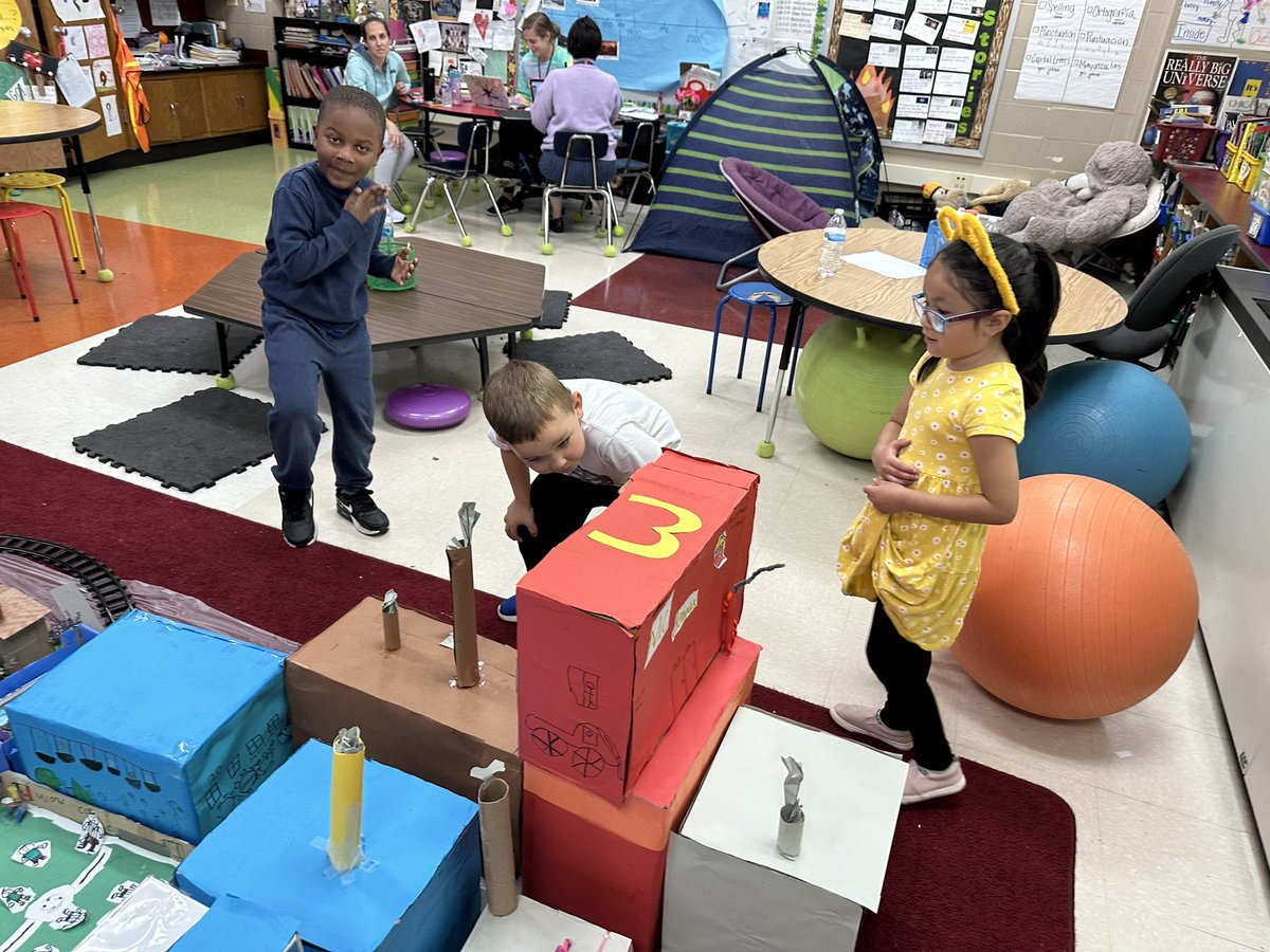 MsWendySLopez's tweet photo. Kindergarten exploring 3rd gr cities @62Plainfield. Well done 3rd grade!!!❤️ https://t.co/o6y3j1aber