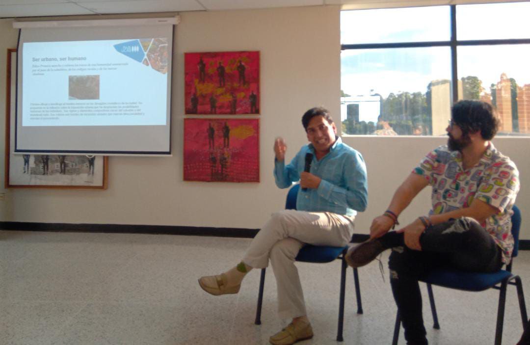 H_Galvis's tweet photo. #25May Yo estuve allí!!! Siendo, junto a Héctor y otros participantes, testigos de excepción de la confrontación de interpretaciones de la propuesta de Edixon Primera por parte del padre Roberto y el prof Nelon Galvis en esta ínedita velada cultural cargada de emoción y pasión. https://t.co/8spIOfpTkM