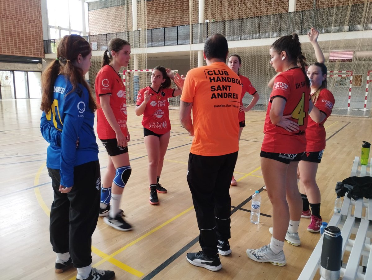 CHSantAndreu's tweet photo. Gran triomf del Juvenil Femení a la pista del Cerdanyola! 🙌L’equip ha realitzat un gran partit i ha aconseguit guanyar còmodament!💪 Continuem, noies!!🧡🖤🧡
#andreuencsgo #santandreu #handbol https://t.co/S7LsTDFpg6