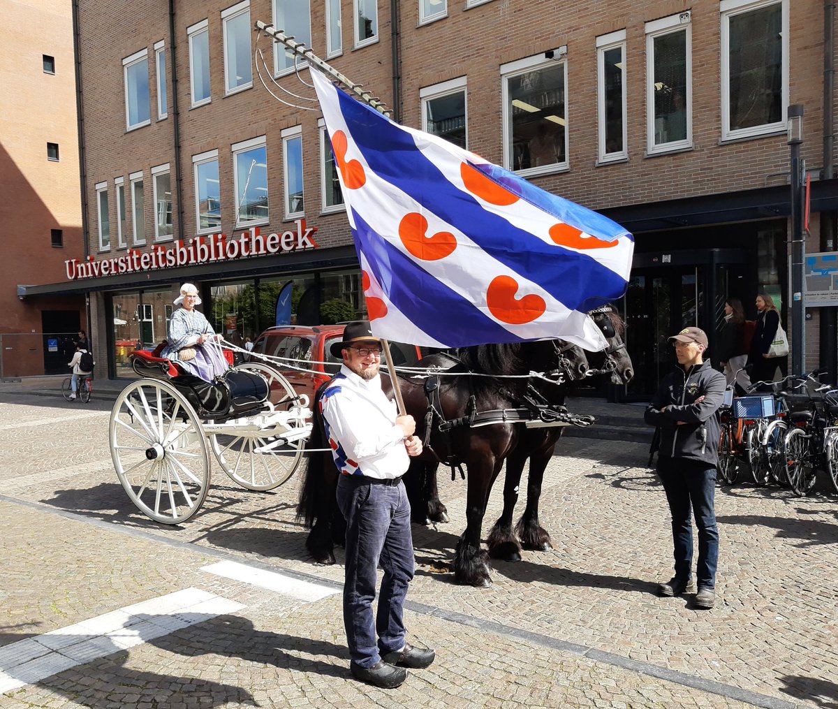 RedmerAlma's tweet photo. Afstudeerplechtigheid van Herman van Vliet. De jonge doctorandus, afgestudeerd op een onderzoek naar keuken, tafel en tuin van het Friese stadhouderlijke hof, maakte een spetterende entree op het Broerplein te Groningen. https://t.co/m1xDnmKZyS https://t.co/Iqjk4qA1OS
