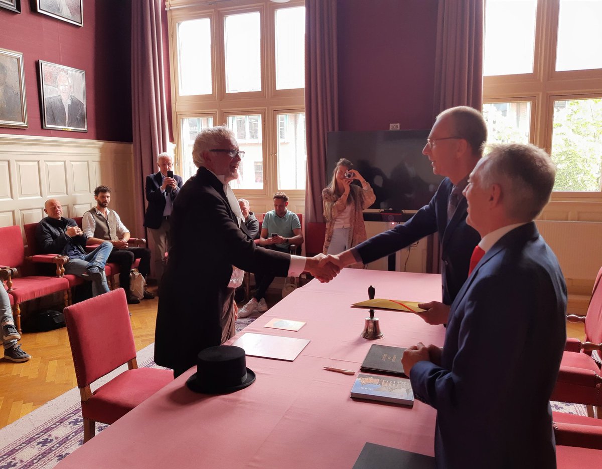 Afstudeerplechtigheid van Herman van Vliet. De jonge doctorandus, afgestudeerd op een onderzoek naar keuken, tafel en tuin van het Friese stadhouderlijke hof, maakte een spetterende entree op het Broerplein te Groningen. koninklijkfriesgenootschap.nl/nieuws-koninkl…