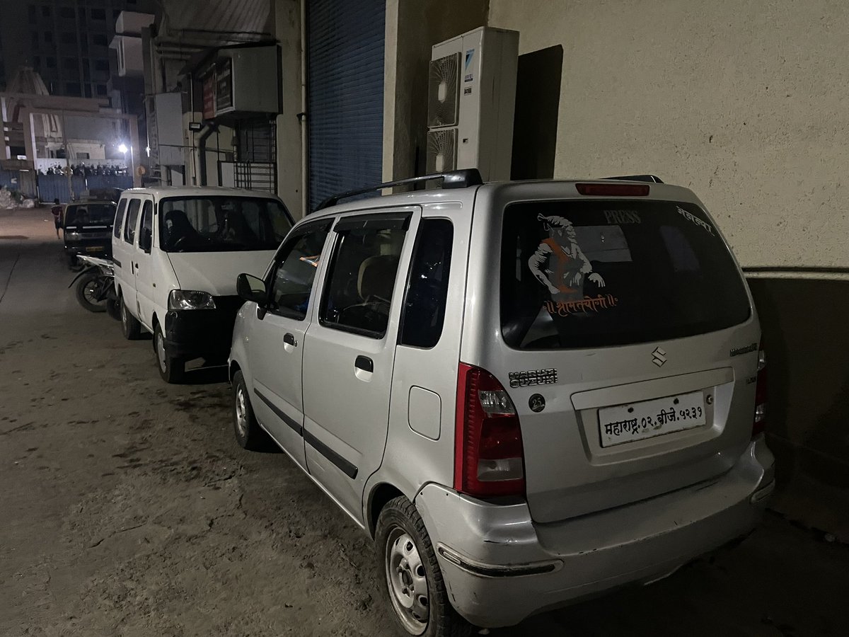 shettydipesh28's tweet photo. Illegal parking near hospital causing inconvenience to patients please tak stern action @MumbaiPolice @traffic_mumbai @PotholeWarriors @mybmcWardPN https://t.co/LfRBYvH37B