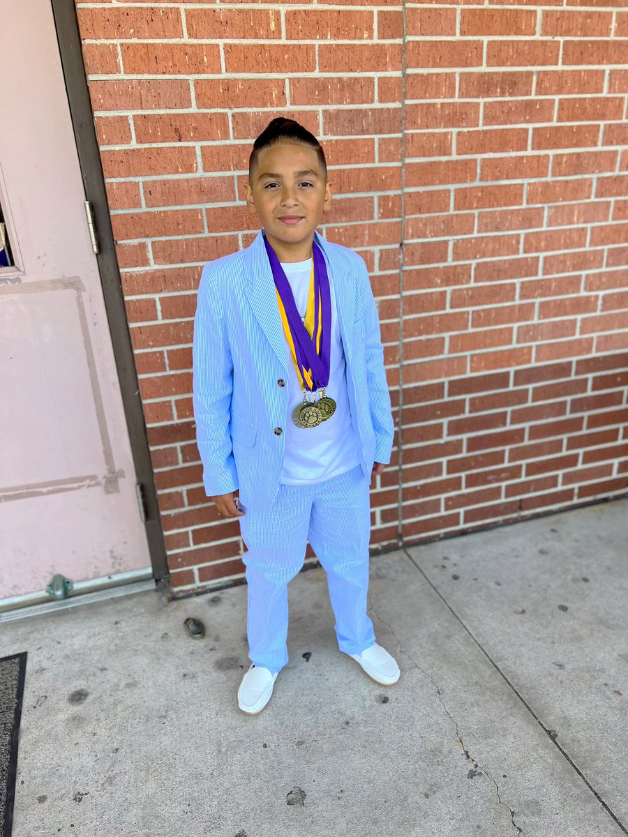 dance_jo17's tweet photo. @ms_nava1 we have a middle schooler!! 😭 All A’s, all yr, as always! ❤️ https://t.co/lr1E19zupZ