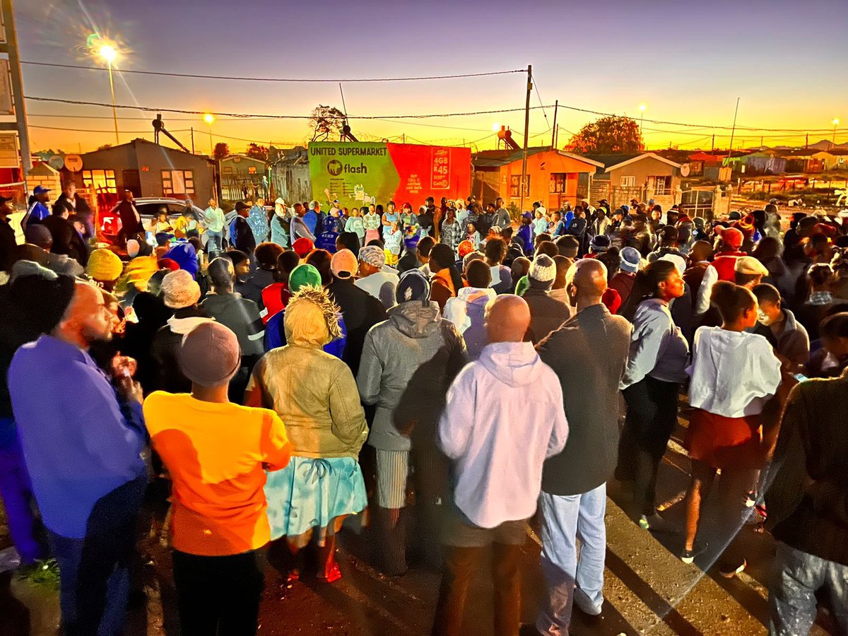 Mogatosi_Kabelo's tweet image. CONTRAST: Executive Mayor @MayorRetief held a public meeting in @MYANC Ward in Motherwell (Nelson Mandela Bay) and he had a warm reception with encouraging words

The MULTI-PARTY coalition has done a lot work to #GetNMBworkingAgain and this is felt in communities!