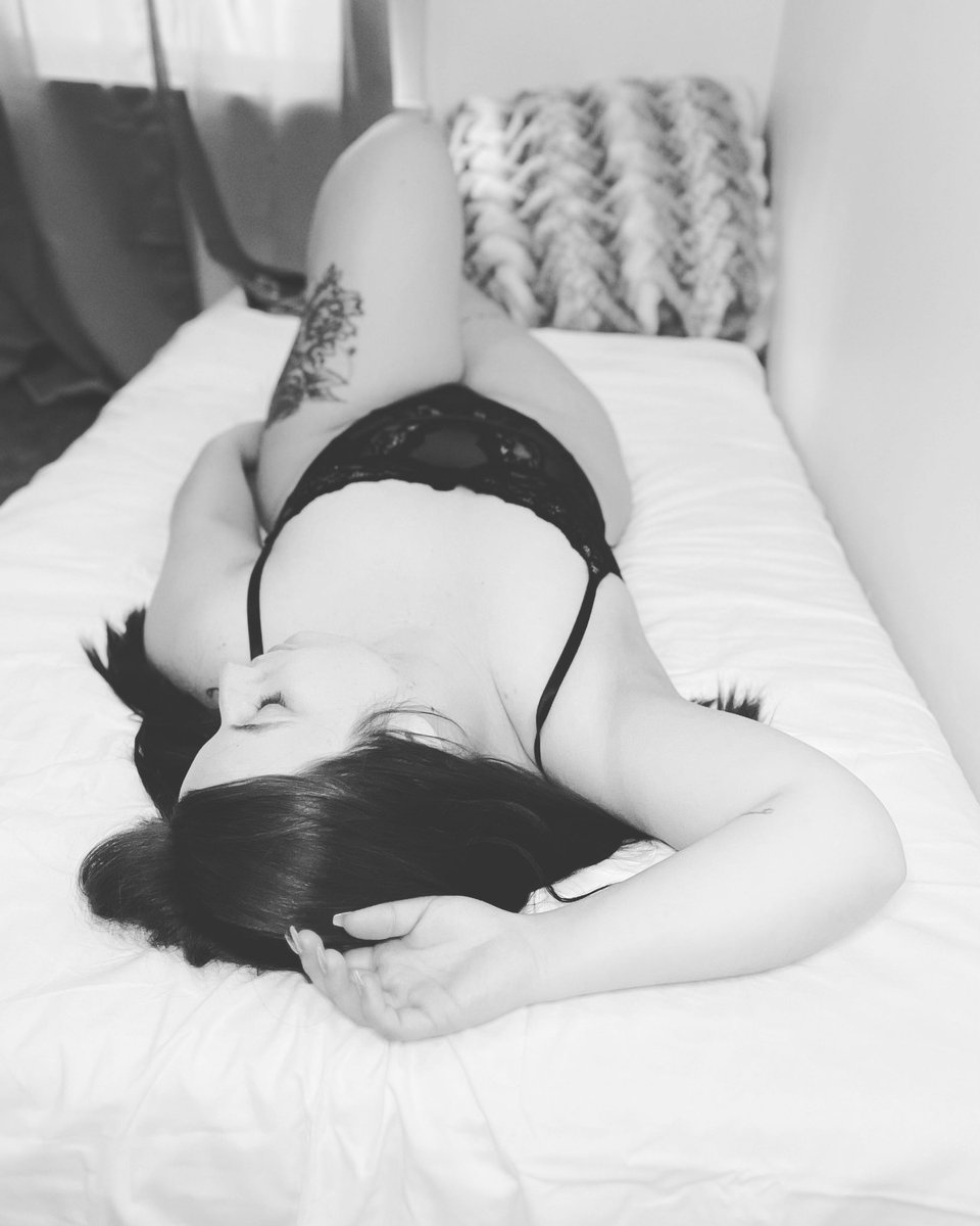 Follow my OF for more 😜 ps it’s free😘

onlyfans.com/bigbootybre18