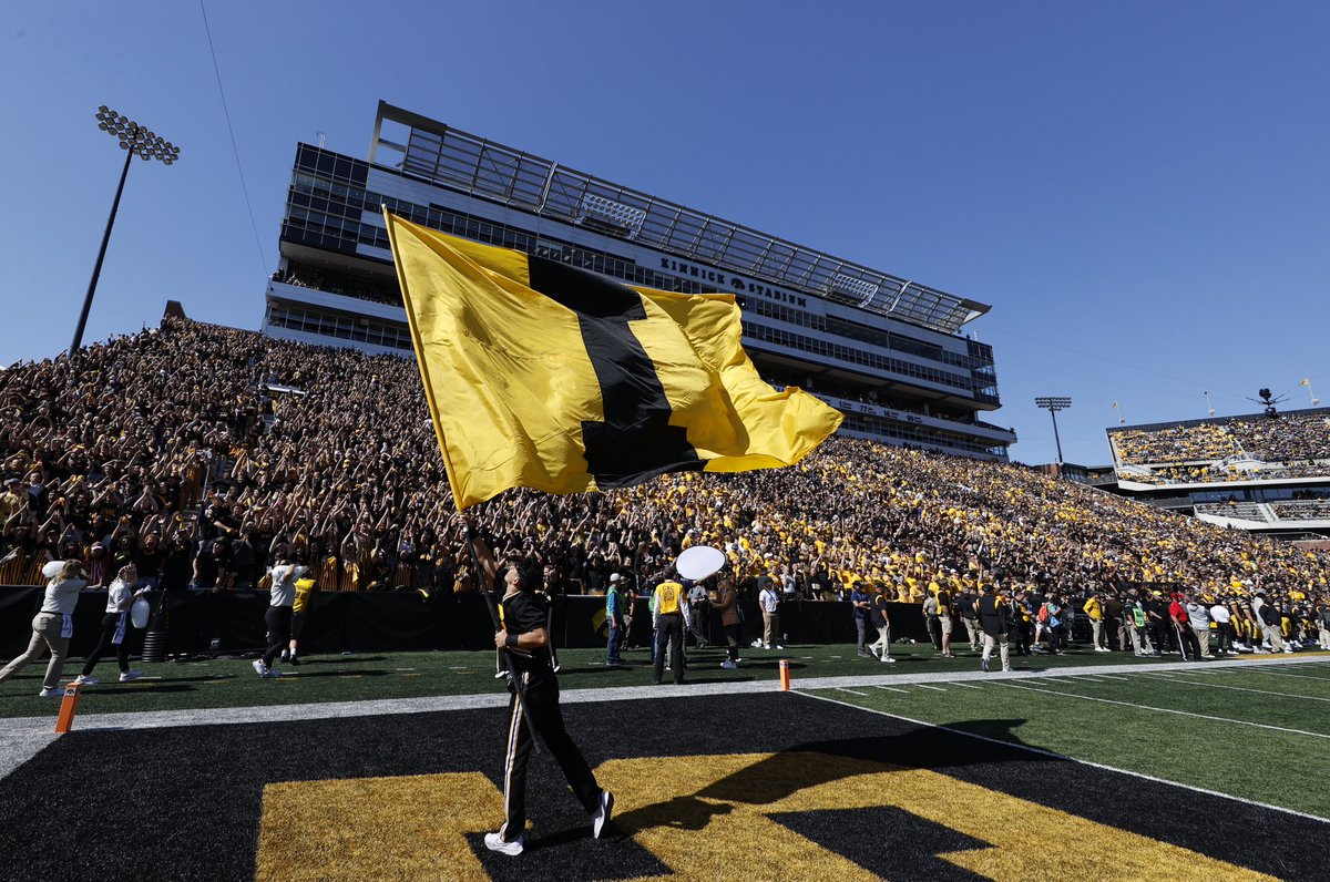 demarcus__11's tweet photo. 𝙏𝙝𝙚 𝙃𝙖𝙬𝙠𝙨 𝙖𝙧𝙚 𝙃𝙞𝙧𝙞𝙣𝙜

We’re looking to add 2 Marketing Coordinators to our team. Come create unforgettable experiences in Iowa City! 

DM’s are open for any questions. 

🔗: https://t.co/m3GmW71sh1 https://t.co/czw2aUlRYH