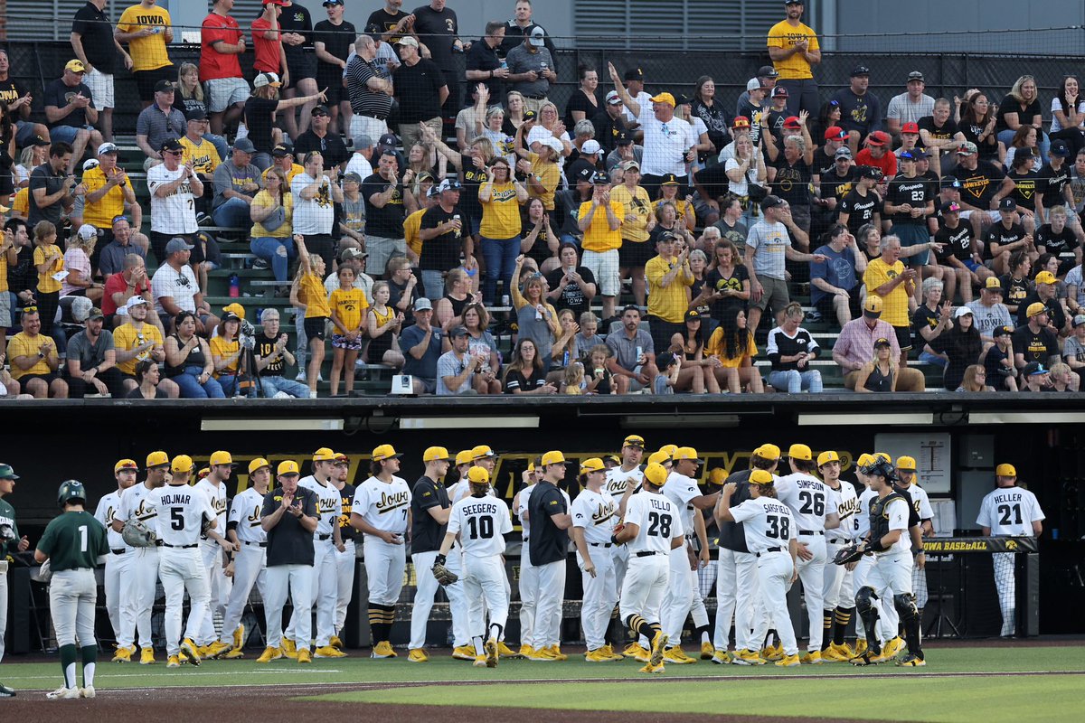 demarcus__11's tweet photo. 𝙏𝙝𝙚 𝙃𝙖𝙬𝙠𝙨 𝙖𝙧𝙚 𝙃𝙞𝙧𝙞𝙣𝙜

We’re looking to add 2 Marketing Coordinators to our team. Come create unforgettable experiences in Iowa City! 

DM’s are open for any questions. 

🔗: https://t.co/m3GmW71sh1 https://t.co/czw2aUlRYH