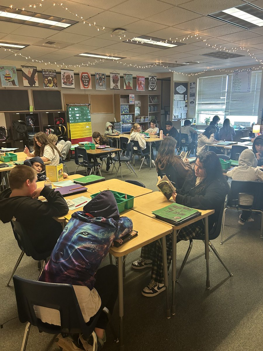 MsHauleMSW's tweet photo. Jamie Moore’s 6th grade class spends a quiet afternoon reading to increase their AR points. #readingmakesabetterwriter #distinguishedteacher @EverettSchools @EPS_EvergreenMS https://t.co/rDfrE1MbIW