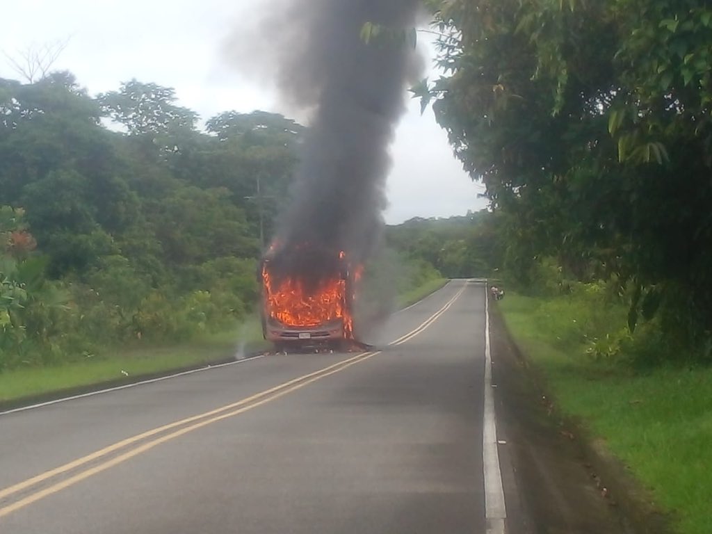 Cstransportecol's tweet photo. Hacemos un llamado de urgencia al gobierno nacional para que garantice la seguridad del transporte de pasajeros. Lamentamos la quema de vehículos en las carreteras del país. #TransporteSeguro @infopresidencia @petrogustavo @MinTransporteCo @MinInterior @mindefensa https://t.co/oBreGKhYVy