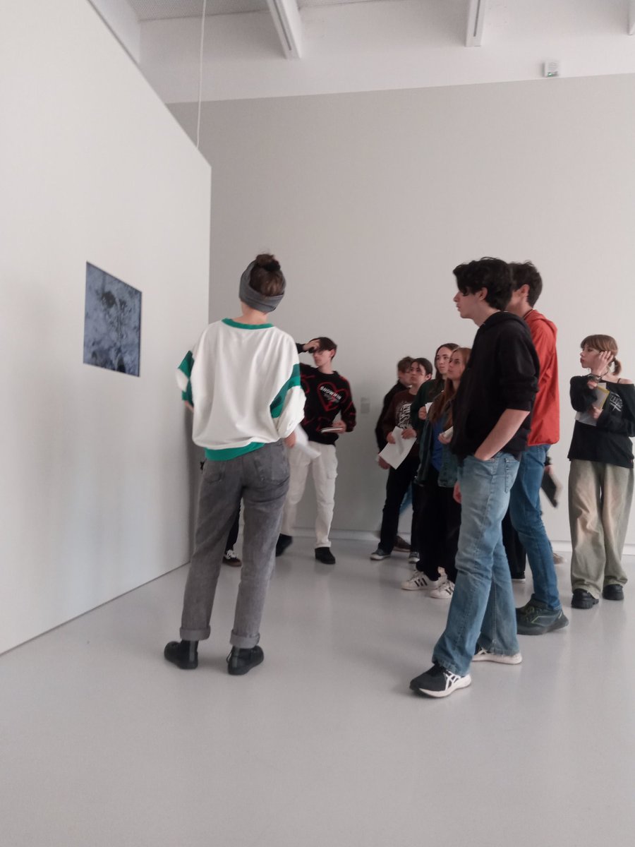 a_dourmap's tweet photo. Les élèves de seconde option arts plastiques découvrent l'expo : La source #Fracpaysdelaloire. Paysage, nature et Représentations. Merci à Mathilde et Marjorie pour leurs éclairages ! https://t.co/JIiiJE7uFj