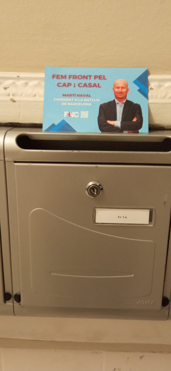 FNCBarcelona's tweet image. Continuem embustiant fulletons i enganxant cartells en la recta final de la campanya perquè la nostra proposta arribi al màxim de barcelonins.
#femFront pel Cap i Casal
@NavalMarti