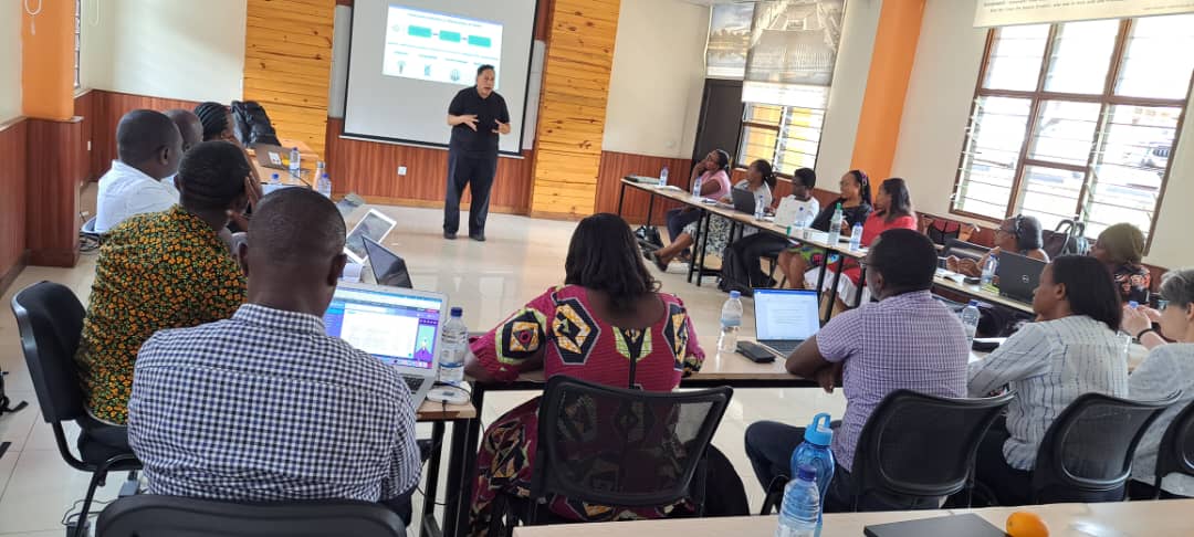 Dean @DrVincentRamos from @DukeU_Nursing mentored PhD students from the @ur_sonm at the @Uni_Rwanda @UCmhs to understand the subtleties of how #SDOH shape #HealthInequity. Dean @BAZIRETEOliva, #DUSON Vice Deans @doche002,@SabolValerie and Dr Relf attended the presentation as well