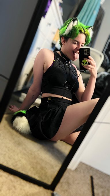 felt cute in this fit🖤 https://t.co/fw18ua1Uyl