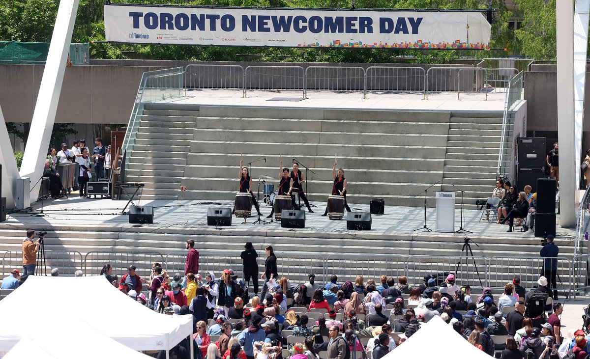 37 people from 11 different countries were sworn in as new Canadian Citizens as Toronto welcomes newcomers at Nathan Phillips Square in @cityoftoronto. #TOpoli #NewCanadians #TorontoNewcomerDay