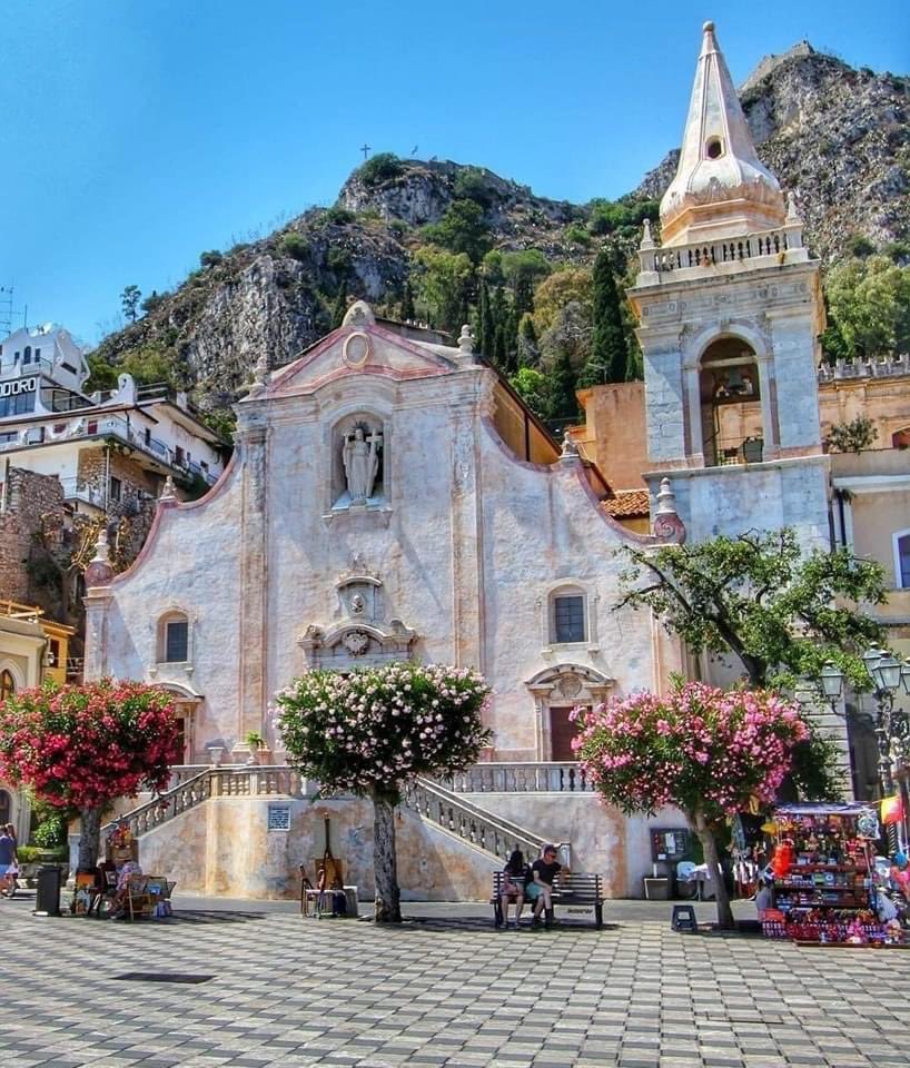Known as the “Pearl of the Mediterranean”, Taormina has been a sought-after vacation destination since Roman times. As probably the most perfect coastal resort town in Southern Italy 🇮🇹