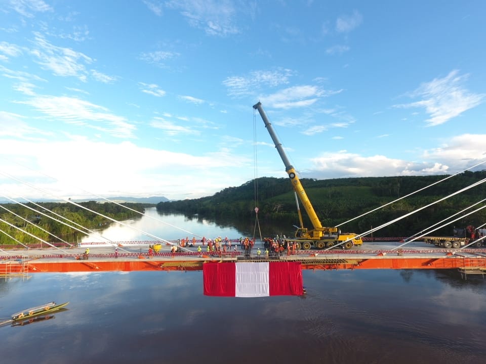 ProviasNac_Peru's tweet photo. #PVNInforma|🇵🇪Seguimos avanzando en la construcción del puente #Huallaga, región #SanMartín, que contará con 407.80 metros
👉Como parte del proceso constructivo, se realizó la colocación de la última losa del tablero de la superestructura, uniendo ambos extremos. #MTContigo https://t.co/My4oqgqQZQ