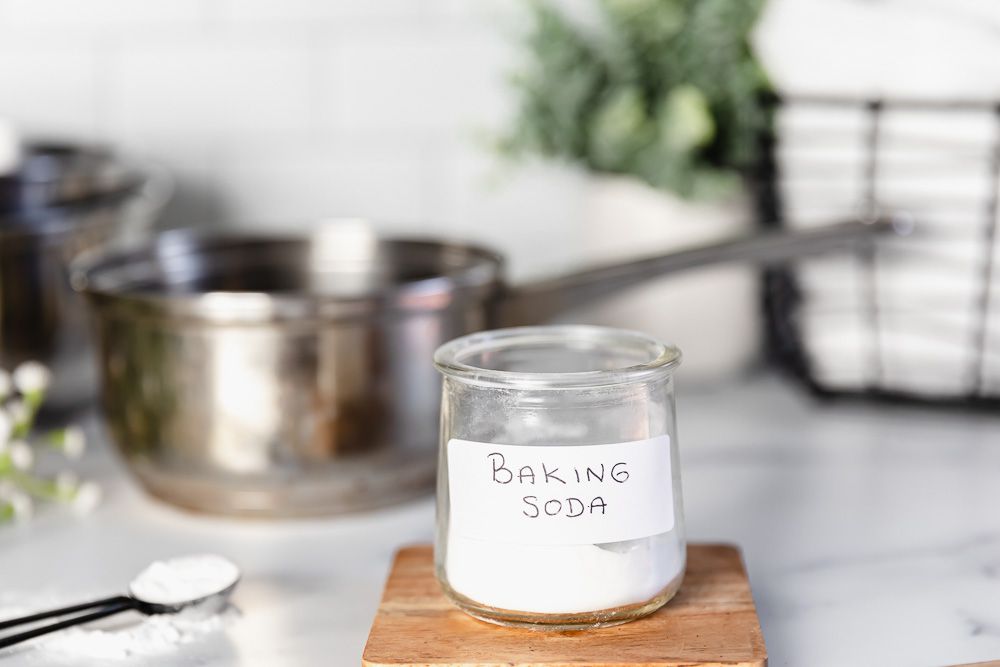 Sparklefreshnes's tweet image. Did you know baking soda is great for scrubbing pots and pans, and sprinkling it on carpets before vacuuming will help remove odors? #bakingsoda #SparkleFreshness #greenclean