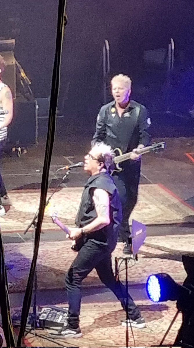 Coucou !
<a href="/TheOffspring/">The Offspring</a>