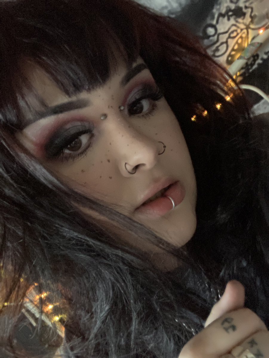 goddesdarksidex's tweet photo. need me some friends… dm me!! :)) 
22yr old - from wales!! 🏴󠁧󠁢󠁷󠁬󠁳󠁿 i’d love to have some internet besties.. 💗 #friends #wales #emo #uk #makeup #makefriends https://t.co/sQjCheX901