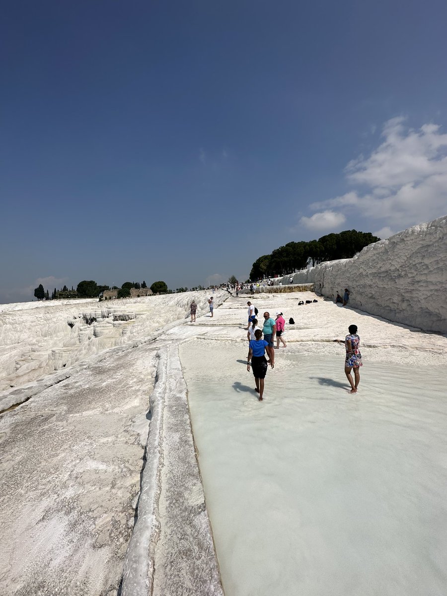 What a sight! The Pamukkale Pools are calcium oxide-rich hot springs that have  created a series of terraced basins filled with warm clear blue water. The cliffs are over 600ft high! 

In the 130 BC, the Romans used these hot springs for healing & swimming! #pamukkale #turkey🇹🇷