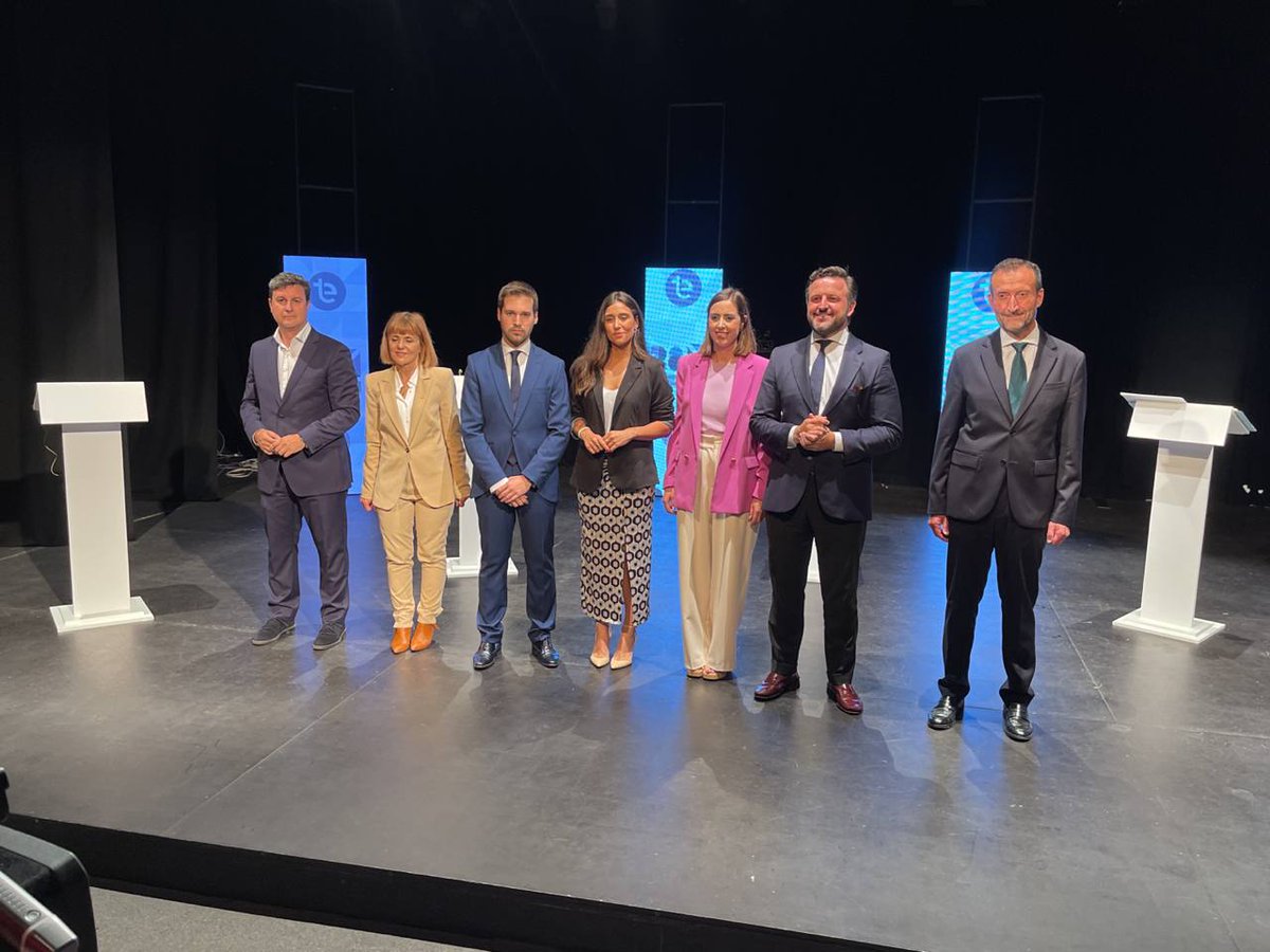 PSOE_Elx's tweet photo. Todo preparado para el #DebateTeleElx #aELCHElevabien @teleElx https://t.co/BhIm9eezqu