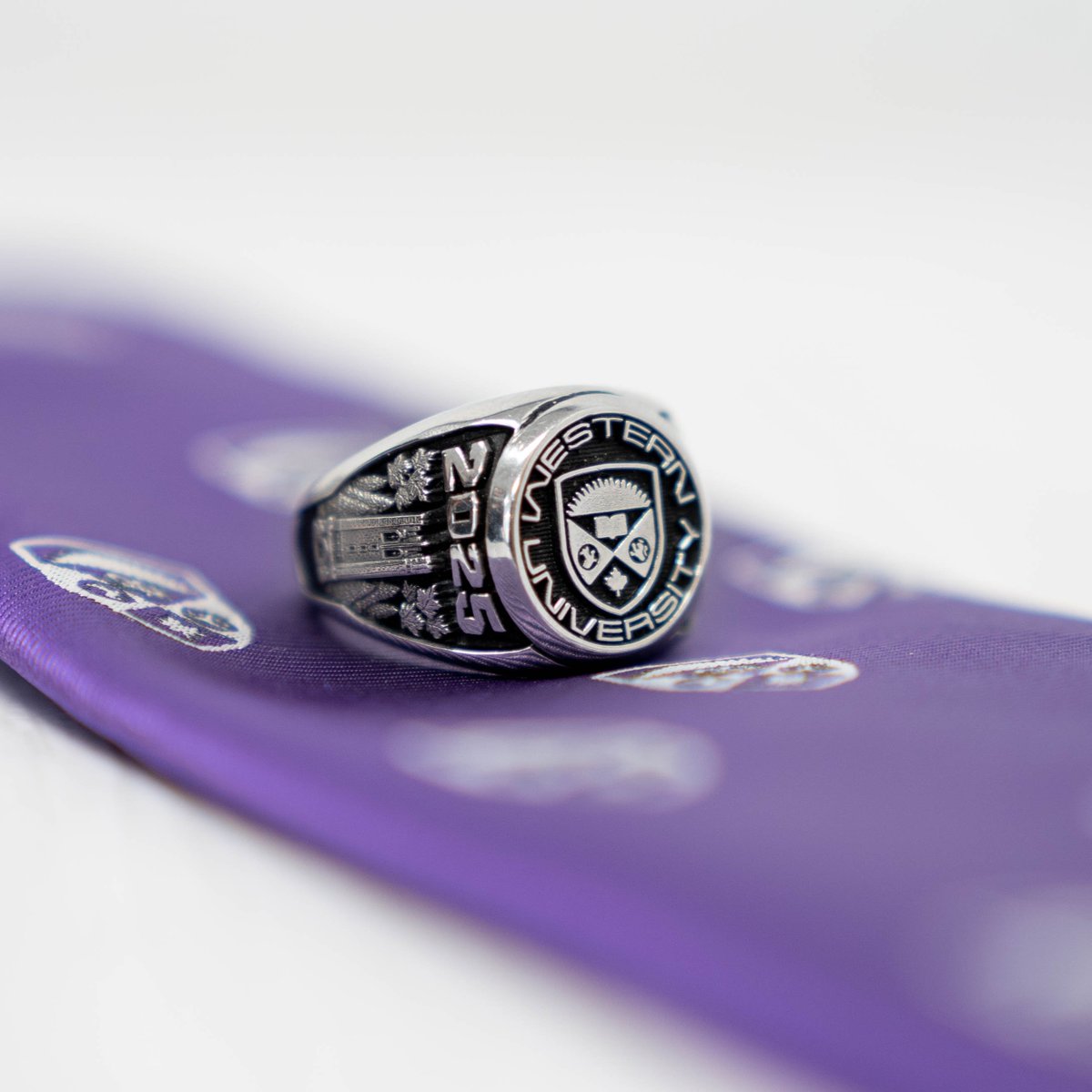 #WesternClassof2023 celebrate your success with your own personalized class ring! 💍 Choose the design, program, class or engraving.

🔗 Use COLLEGE50CAD to get $50 OFF your own @jostensinc custom ring shop here: jostens.com/apps/store/cus…

@WesternU