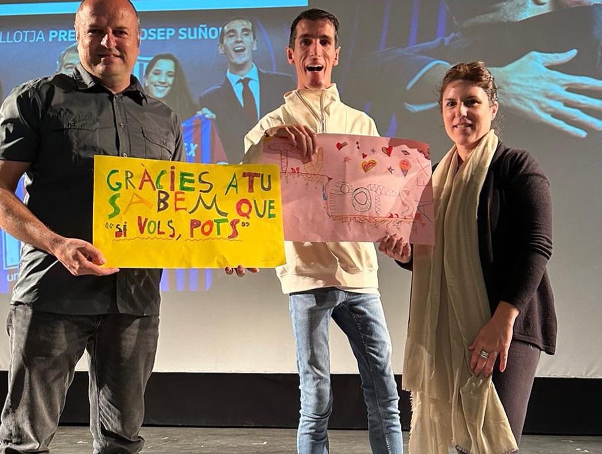 EscolaFlix's tweet photo. Quina visita més inspiradora per tota la comunitat educativa que hem rebut avui a #Flix.  ❤️
Infinites gràcies @alexroca91 @McarmeMaza i la @FundacioFCB per demostrar que el límit ens el posem nosaltres mateixos. 🤗 
#FemEscola #TotxsSumem https://t.co/NvYMo7OIis
