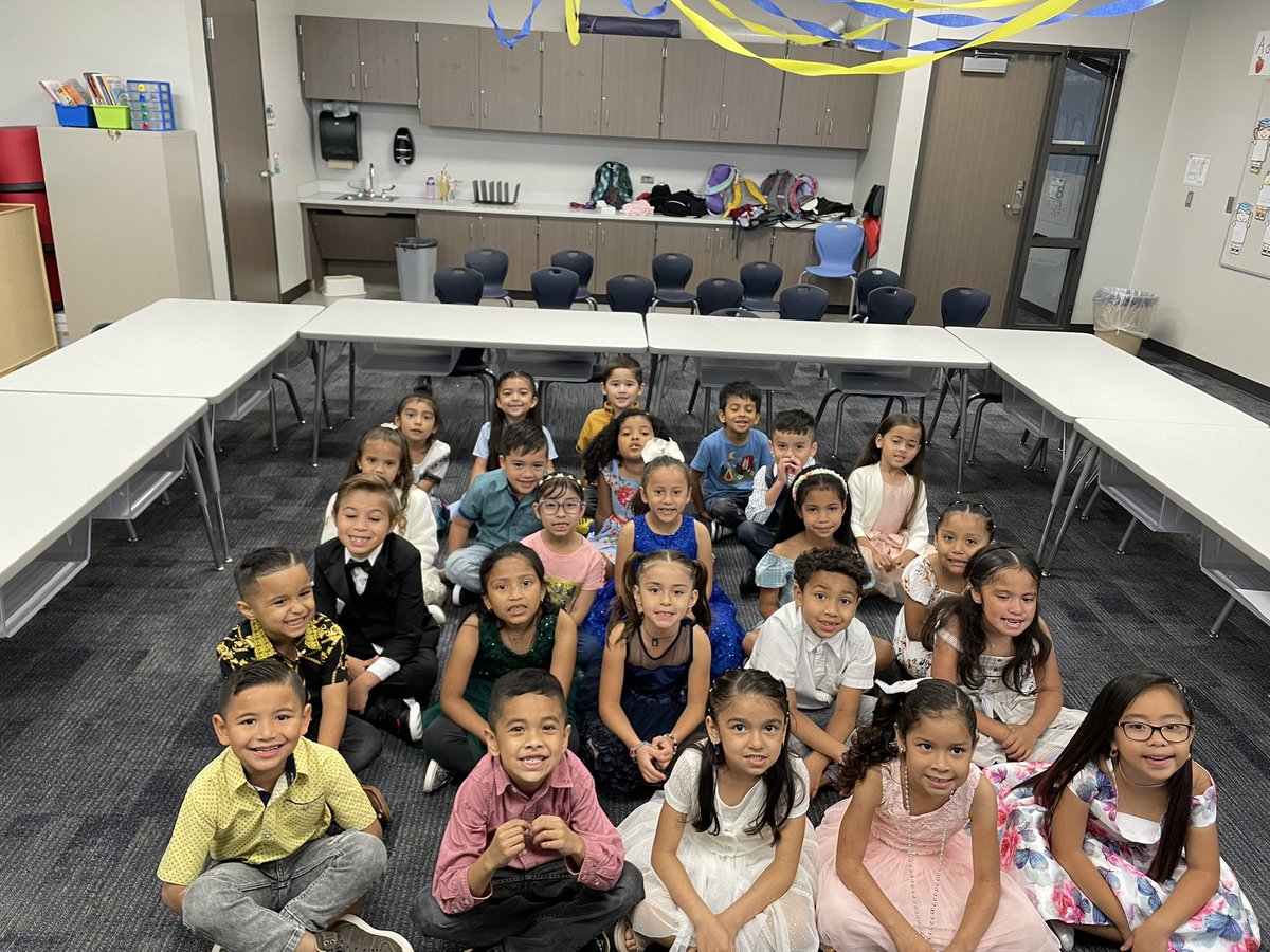 marisaochoa30's tweet photo. Last day of school 2022-2023 🐝🏫
Kindergarten Graduation was absolutely amazing!! This year was filled with so many wonderful memories 🥰💙🐝💛 @CyFairYeager @tylerhartCyFair #kindergraduation #graduation2023 https://t.co/bqM9l2GPMy