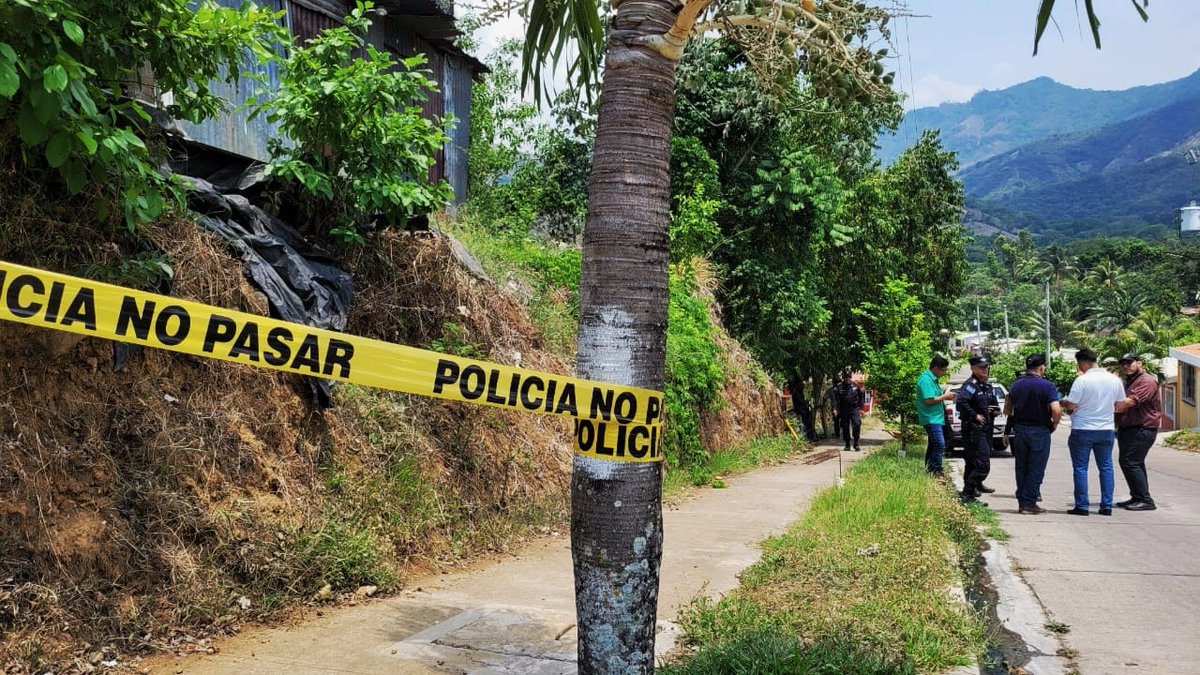 PNCSV's tweet photo. Un asaltante murió esta mañana al atacar a uno de nuestros agentes, cuando intentaba capturarlo tras asaltar a la dueña de un negocio.  

Algunos afectados manifestaron, que el sujeto, quien aún no ha sido identificado, se metía a hurtar varios objetos de las casas de la colonia San Damián y Residencial Santa Fé de Armenia, Sonsonate cuando no estaban los dueños. 

Nuestros policías se encuentran en el lugar para avanzar en la investigación.