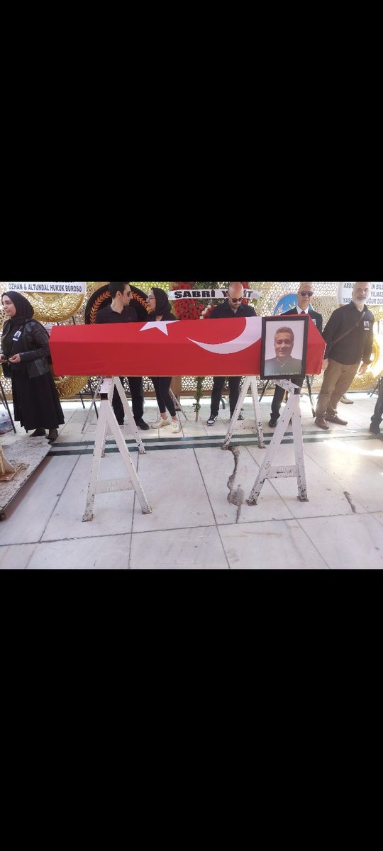 Bugun defnedildi kardeşim  suçu yoktu feto kumpasıyla 6 kez ihraç edildi İstanbul büyükşehir hırsızlıklarını o soruşturdu o yüzden saldırılara uğradı SANA SÖZ kardeşim 85 devresi bunu bunların yanına bırakmaz haramlerin saltanatı yıkılınca senin rütbelerini mezar taşına takacagım