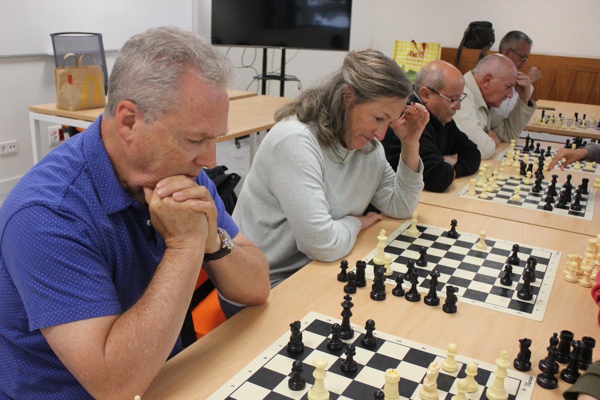 AytoYebes's tweet photo. Isabel, Antonio, Miguel, José Luis y el alcalde Miguel Cócera actuaron como sparrings en la disputa del 1er Torneo Intergeneracional de Ajedrez que este miércoles clausuró el taller de ajedrez que se ha celebrado de febrero a mayo. Los mayores perdieron casi todas las partidas https://t.co/TTFO5xFBOz