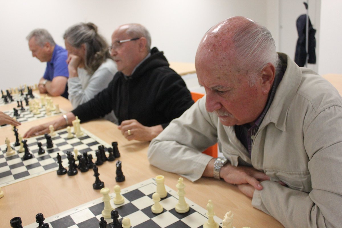 Isabel, Antonio, Miguel, José Luis y el alcalde Miguel Cócera actuaron como sparrings en la disputa del 1er Torneo Intergeneracional de Ajedrez que este miércoles clausuró el taller de ajedrez que se ha celebrado de febrero a mayo. Los mayores perdieron casi todas las partidas