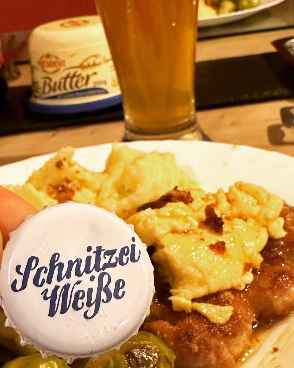 gummibierchen's tweet photo. #Weissbier der #BrauereifamilieFräuendörfer! #Schnitzeiweiße, aber was ist #Schnitzei🍺#germanbeer #germanbier #deutschesBier #schnitzelbier #schnitzelbeer #snitzelbeer #PrivatbrauereiSchnitzelbaumer #lunchbeer #hefeweizen #hefeweizenbeer #biervielfalt #biergenuss #biergehtimmer https://t.co/gNDJ5XP8qr