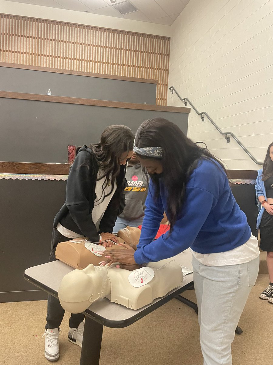 darlahartung's tweet image. Great job students!!! Thank you to Rebecca Raposa for organizing the training! #LearnToSaveLives @Taunton_Schools @tauntonhstigers