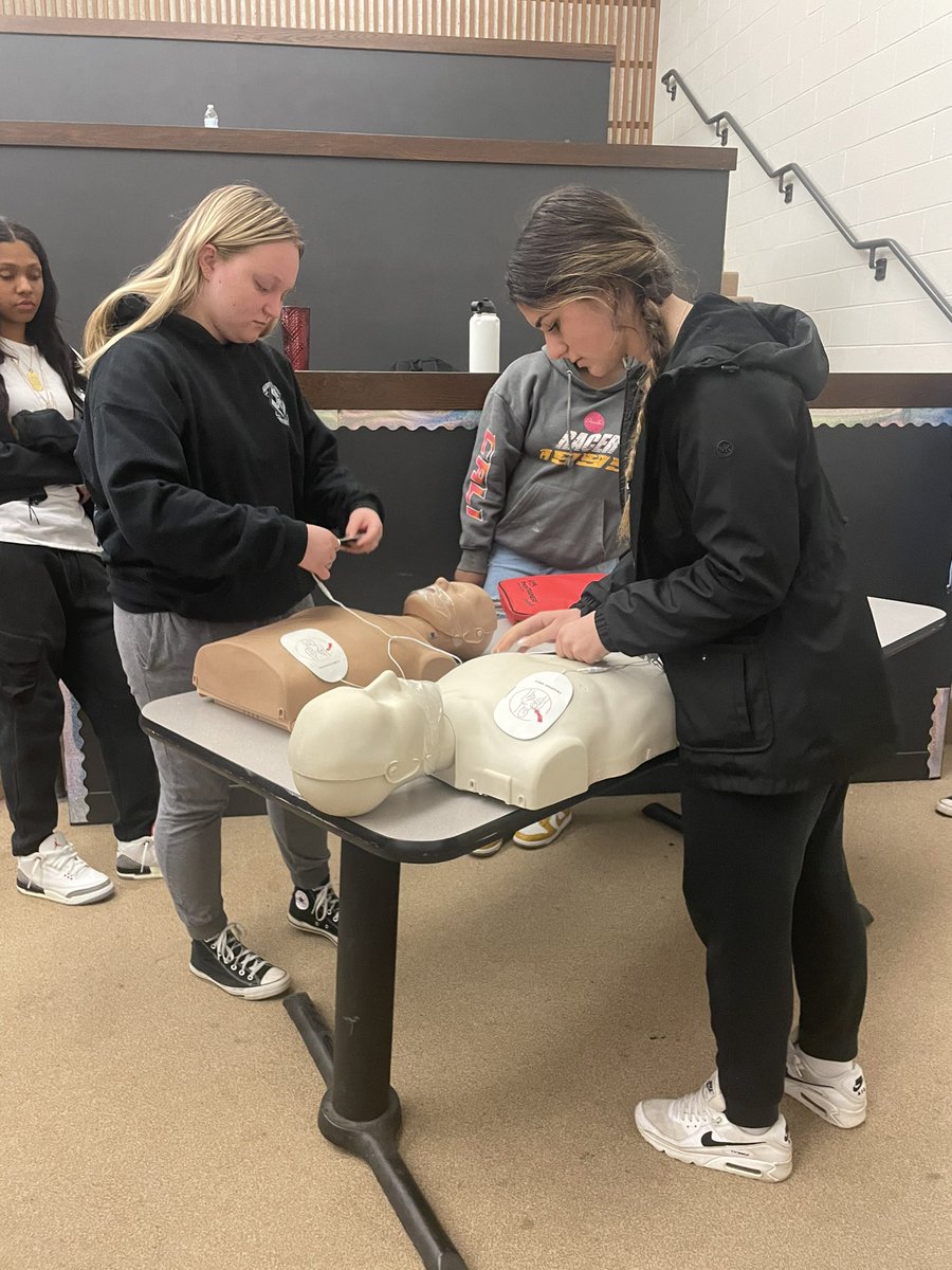 darlahartung's tweet image. Great job students!!! Thank you to Rebecca Raposa for organizing the training! #LearnToSaveLives @Taunton_Schools @tauntonhstigers