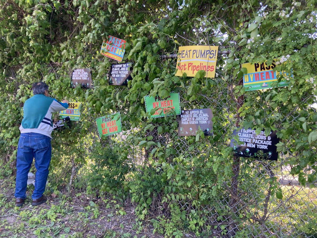 Getting creative putting up signs for a ⁦@NYRenews⁩ #climatejobsandjustice press conference in Yonkers, NY.  ⁦@Nycd16Indivis⁩ ⁦@mgyerman⁩ ⁦@SaneEnergy⁩