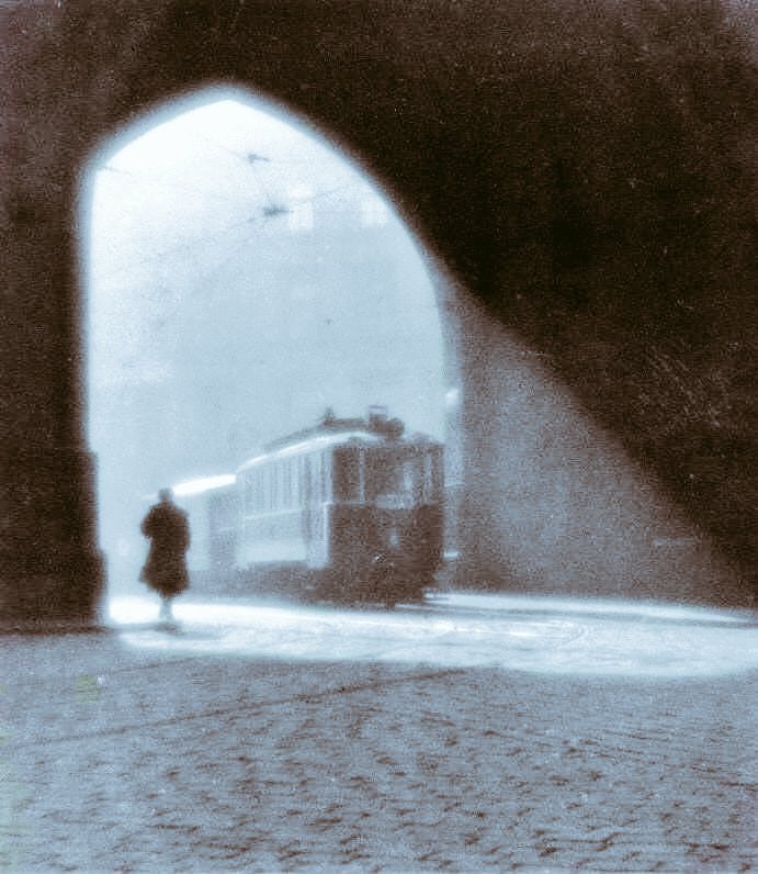 <<Ora nell'ermo
rumore oltre la brina io quale tram
odo, che apre e richiude in eterno
le deserte sue porte?>>

Giorgio Caproni 

#PoesiaPerLaSera

#photo Oleg Moiseyenko's
Morning Tram - 1924.