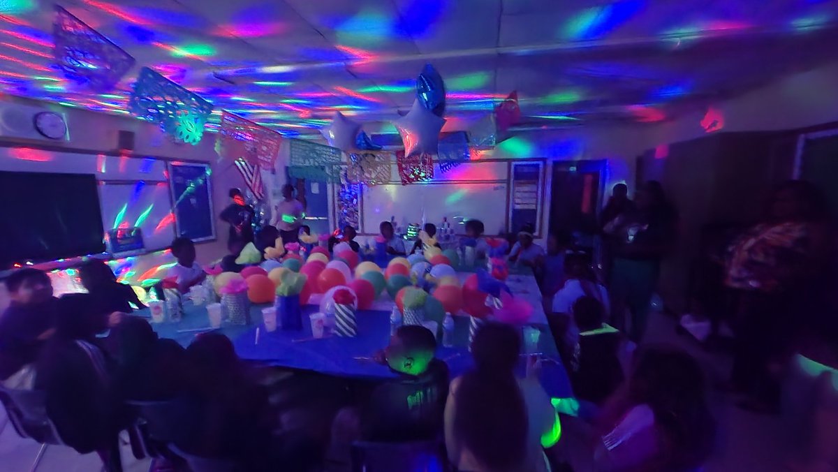 docdn83's tweet photo. Epic party for the 5th grade students at @ParkviewElem1!! 1st place WINNERS for the @MDCPSDAS #ScienceShowdown https://t.co/3MgvCP6z17