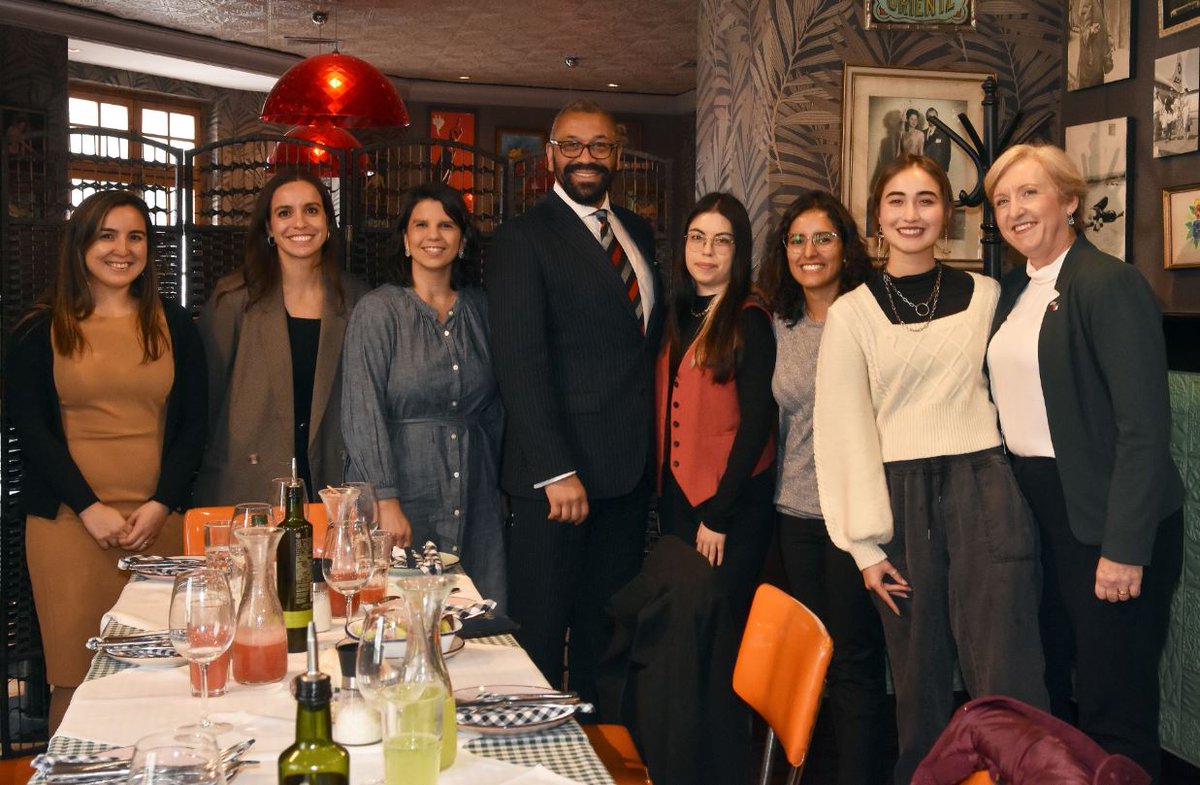 Siempre es un placer reunirnos a conversar con jóvenes mujeres 🇨🇱 que realizan un trabajo brillante impulsando avances en:

👩‍🎓 igualdad de género
🌿 desarrollo sostenible
🌐 participación ciudadana

Gracias por compartir sus experiencias junto a nuestro Canciller James Cleverly.