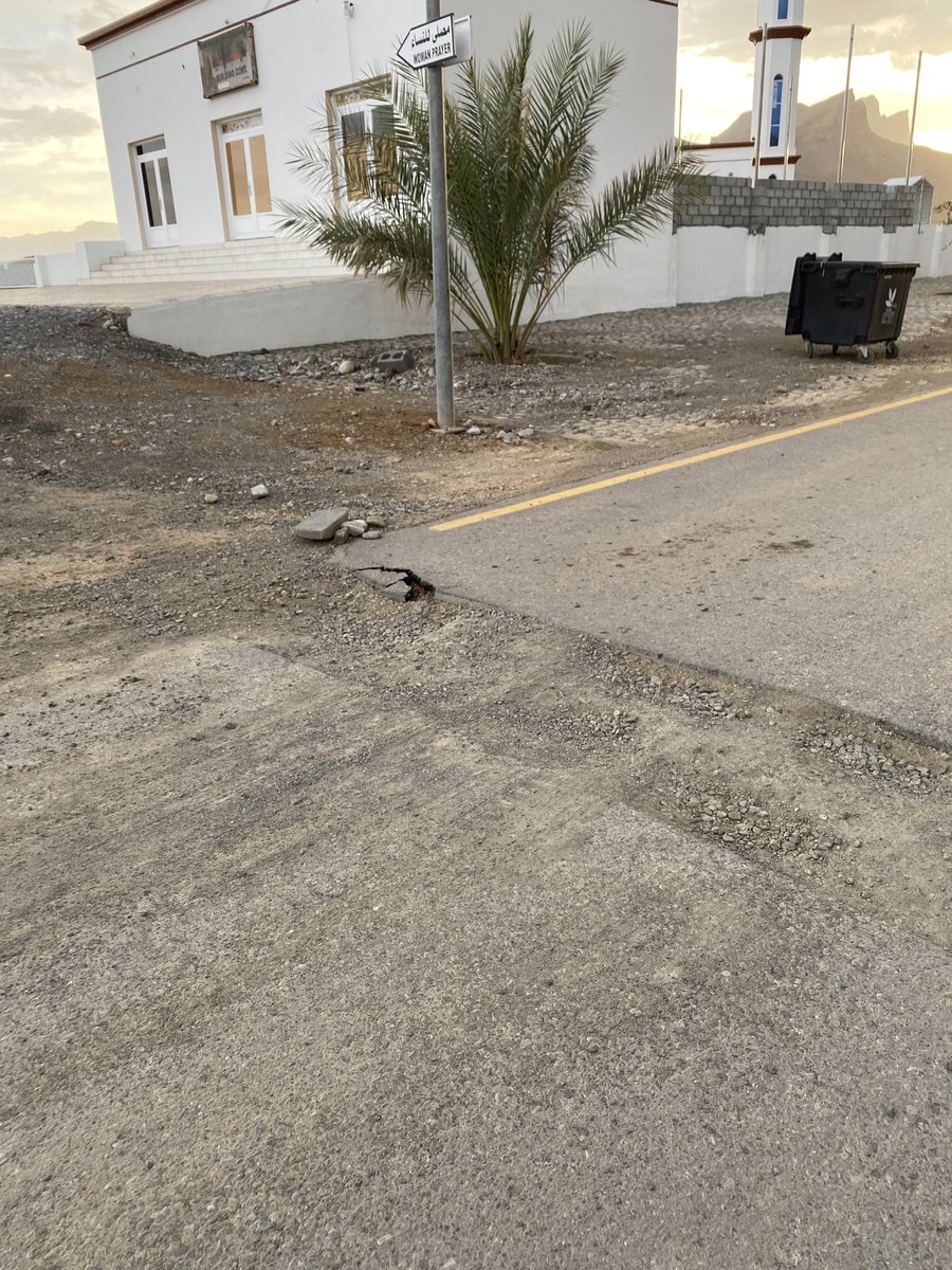 alabri772's tweet photo. الى المسؤولين بولاية الحمراء ما يحدث في شوارع الولاية من عدم إرجاع الشوارع كما كان سابقا من قبل الشركة المنفذه لمشروع المياه اعتداء غير مبرر تعرجات في الشارع بعد رصفه من جديد حفر تسبب أضرار للسيارات وحفر تتسع بعد هطول الأمطار نتيجة عدم رصفها بالاسفلت ومضى عليها أشهر بهذا الحال https://t.co/NwKghMDkid
