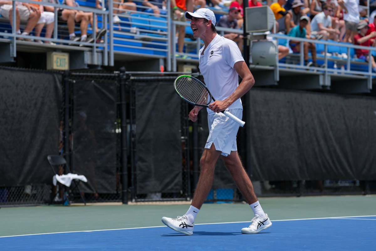 🎟️ SEMIFINAL BOUND 🎟️
Chris Rodesch tops Ohio State's Alexander Bernard 6-3, 6-4 to earn a spot in the Final Four #NCAAMTEN #GoHoos⚔️