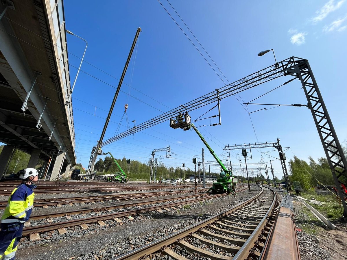 KreateOy's tweet photo. Tiukka neljän tunnin ratakatko ja sähkörataportaali siirtyi syrjään tavararatapihan päältä #oulu'ssa 💪 Nyt on tilaa rakentaa uutta Äimäraution ylikulkusiltaa ja korjata nykyistä. On meillä vaan osaava rataporukka 🤩 #KreateOy #ratarakentaminen #radalla #infralla #poikkimaantie https://t.co/Mblz9Ah237