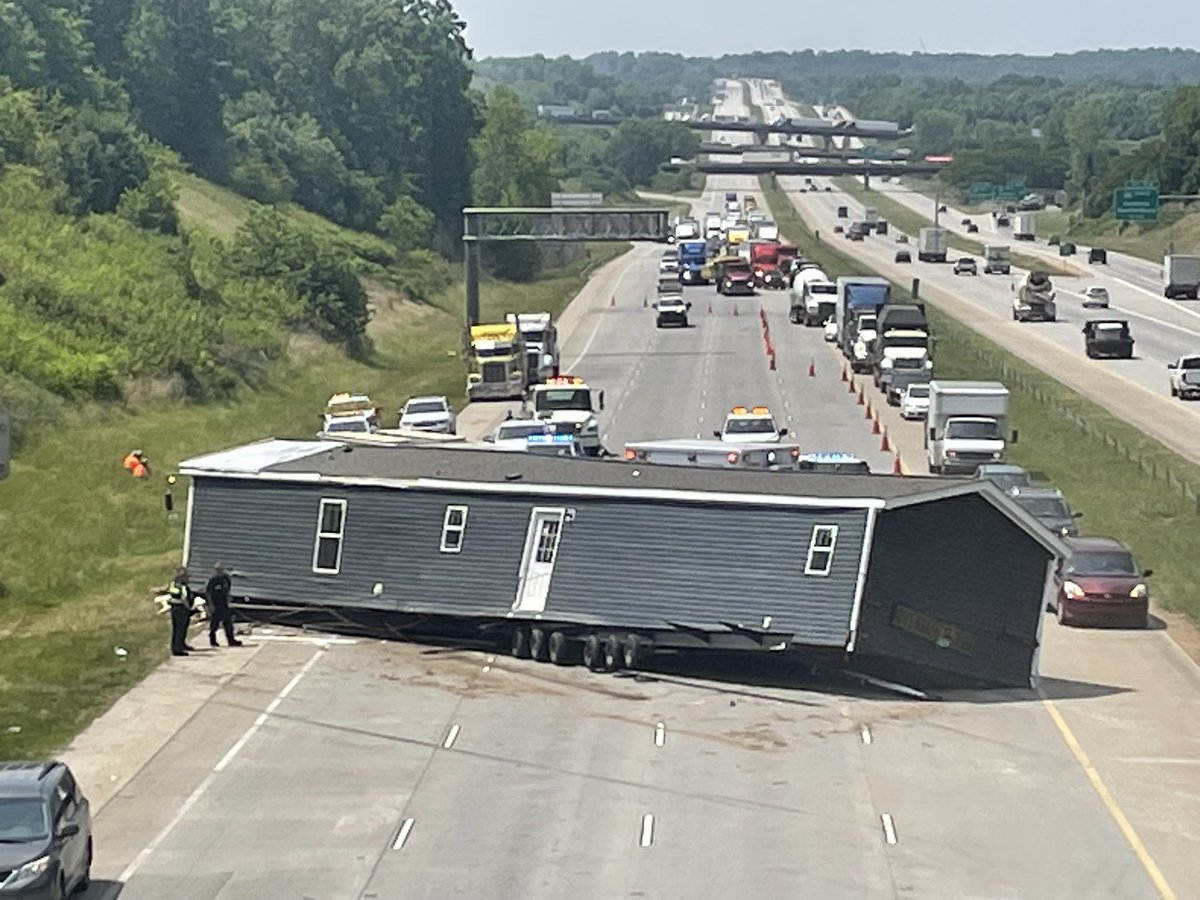 JoeBrunoWSOC9's tweet photo. It’s possible another truck crossed over from outer into inner. But the way the house is positioned makes it look like it was whatever was carrying the house https://t.co/tpK8ZjxHln
