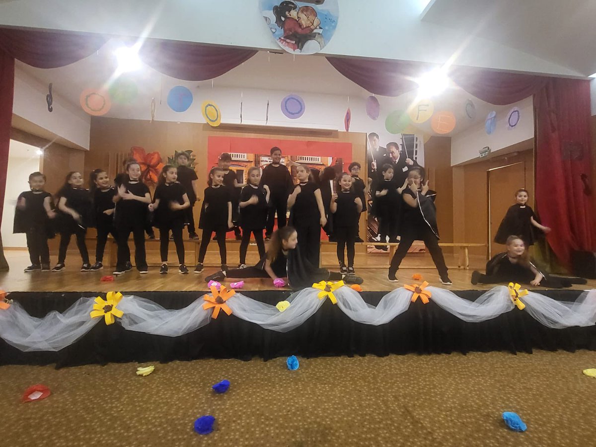 Cansudmiirrr's tweet photo. 2/B sınıfı öğrencilerimizin muhteşem Oratorio Perfecto gösterileri 🖤

Emeği geçen öğretmenlerimiz ve öğrencilerimizi tebrik ederiz. ✨
@arzuozsu @baniyekocaman @doga_beyoglu https://t.co/72efq5sism