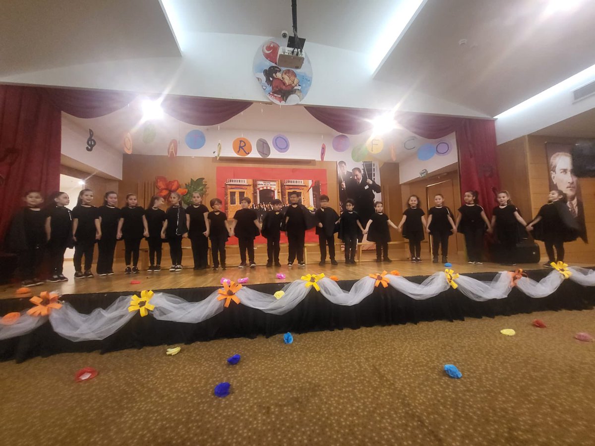 Cansudmiirrr's tweet photo. 2/B sınıfı öğrencilerimizin muhteşem Oratorio Perfecto gösterileri 🖤

Emeği geçen öğretmenlerimiz ve öğrencilerimizi tebrik ederiz. ✨
@arzuozsu @baniyekocaman @doga_beyoglu https://t.co/72efq5sism