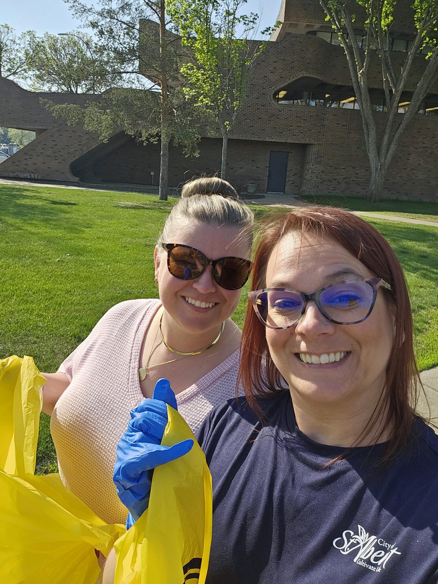 CathyHeron's tweet photo. Super proud of our staff at the city. They participated in the 15 To Clean challenge last week and picked up litter along the river by city hall.
I challenge all residents of St. Albert to take a 15 minute walk and fill a bag of litter.
#15toclean https://t.co/c442o5souw