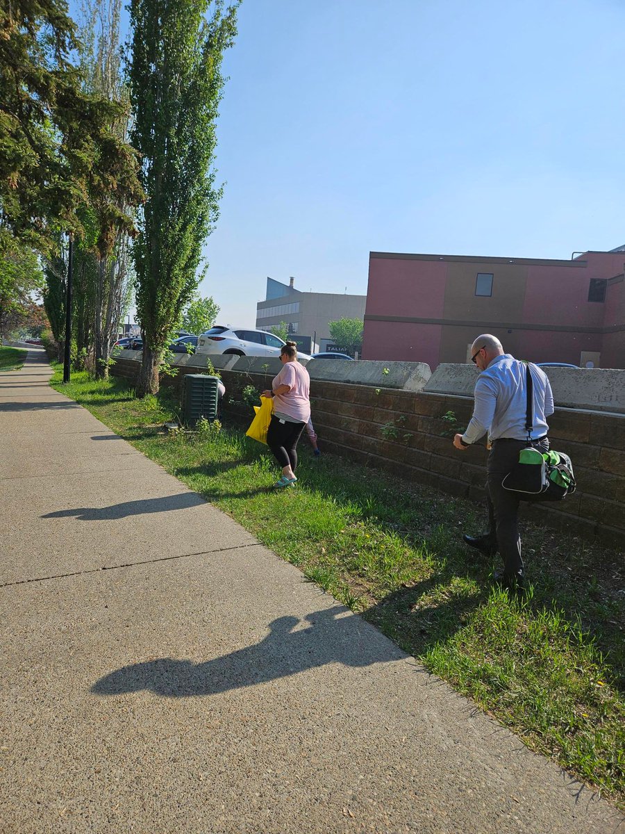 CathyHeron's tweet photo. Super proud of our staff at the city. They participated in the 15 To Clean challenge last week and picked up litter along the river by city hall.
I challenge all residents of St. Albert to take a 15 minute walk and fill a bag of litter.
#15toclean https://t.co/c442o5souw